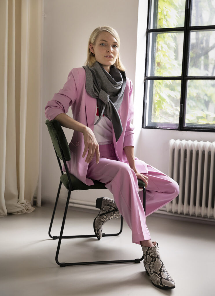 Herbst_Outfits_Graue_Taschen_Tücher-6332